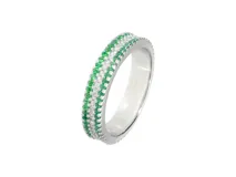 Anillo de plata 925 con tres hileras de circonias, una central de color blanco y dos laterales de color verde esmeralda.
