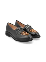 Mocasines de cuero negro con detalle de flecos y empeine con estampa animal print de leopardo, con hebilla metálica y suela de EVA liviana.
