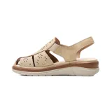 Sandalia casual Korium Confort modelo Jadiya, de color negro con detalles perforados en la capellada y tira ajustable con velcro en el talón. Posee suela gruesa y plantilla de cuero.