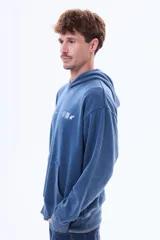 Buzo tipo canguro de felpa color azul con efecto lavado, capucha, bolsillo frontal tipo canguro y estampado gráfico pequeño en el pecho.