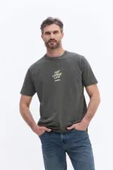 Remera de manga corta color azul, con cuello redondo y estampa frontal con lettering en color blanco. Posee un fit regular.