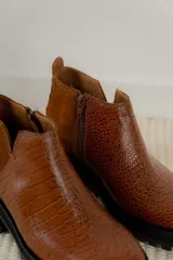 Botinetas de cuero color marrón con paneles laterales de gamuza en tono más oscuro y suela track negra de goma.