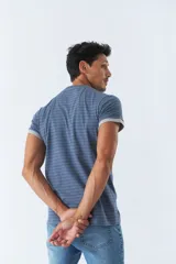 Remera de hombre a rayas horizontales color rosa y blanco, con bolsillo en el pecho y logo estampado.