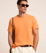 Remera basica masculina Marfinno de corte comfort, confeccionada en algodon peruano de color azul marino, con cuello redondo y mangas cortas de diseño liso.