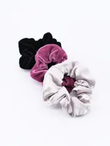 Set de tres scrunchies de terciopelo en color negro, lila y gris.