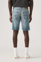 Short de jean de corte clásico, tiro medio y lavado celeste claro, con diseño de perneras rectas y cierre frontal de botones.