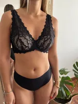 Corpiño armado de encaje negro con aro, copas preformadas y ballenas laterales para mayor soporte.