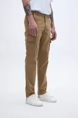 Pantalón cargo color marrón con bolsillos laterales y bolsillo cargo con solapa y botones.