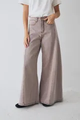 Pantalón de jean azul de tiro alto y corte wide leg súper amplio, con diseño de perneras ancha y terminación desmechada en el ruedo.