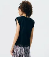 Blusa muscle de algodón negro con hombros estructurados y estampa frontal 'Feminine Mystique' con motivos florales, luna y mariposa.