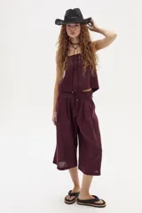 Bermuda color borgoña de lino con pinzas delanteras y corte a la rodilla.