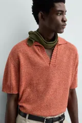 Polo de punto de manga corta con cuello solapa y abertura frontal, confeccionado en mezcla de algodón con acabado en rib.