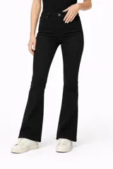 Pantalon jean de corte flare y tiro alto, color negro, con cierre y boton frontal.