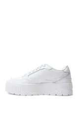 Championes de plataforma Puma modelo Karmen II Idol, con diseño en blanco, negro y franja lateral celeste.