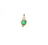 Dije charm bañado en oro 18k con piedra verde.