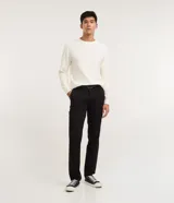 Pantalón slim de sarga color gris, con cintura con trabillas, cierre de botón y cremallera, y bolsillos laterales y traseros.