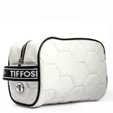 Necessaire de viaje con diseño acolchado que simula la estructura de un balón de fútbol, color blanco con ribetes y detalles en negro. Posee cierre de cremallera y una correa lateral con la inscripción "TIFFOSI" y un logo metálico circular.