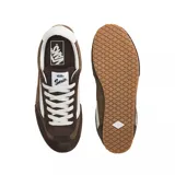 Championes Vans modelo Super Lowpro, de perfil bajo, confeccionados en gamuza marrón con detalles en cuero blanco. Presentan la clásica franja lateral de la marca, cordones blancos y suela de goma dentada.