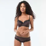 Shorty de microfibra con estampado animal print, detalle de encaje negro en los bordes y banda elástica superior en tono dorado.