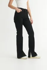 Pantalón de jean negro de corte Oxford con aberturas en el ruedo.