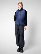 Chaleco azul marino acolchado con cierre frontal y cuello alto.