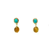 Aretes colgantes largos hechos artesanalmente en bronce. Cada arete presenta dos piedras naturales engarzadas: una superior ovalada de color turquesa y una inferior ovalada de color marrón dorado (posiblemente ojo de tigre).