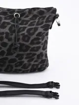 Bandolera tipo bucket con estampado animal print en tonos grises y cierre superior con cordón ajustable.