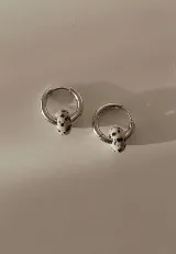 Aros tipo argolla pequeña de acero quirúrgico con dije de piedra natural jaspe dálmata.