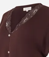 Pijama capri compuesto por una blusa de manga corta con escote en V, detalles de encaje y cierre frontal con botones, y un pantalón capri con cintura elástica y terminaciones en encaje en el bajo.