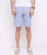 Bermuda masculina de corte recto, confeccionada en sarga de algodón, con bolsillos laterales y cierre frontal.