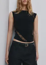 Musculosa marrón de cuello redondo y corte ajustado, con detalles de encaje transparente en el hombro derecho y en el lateral izquierdo.