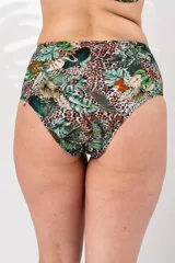 Bombacha de tiro alto estampada con diseño de hojas y animal print, forrada en su interior delantero.