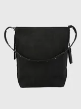Cartera tipo tote de la marca Hush Puppies, color negro, con diseño minimalista y correa ajustable. Incluye un colgante decorativo con el logo del perro característico de la marca.