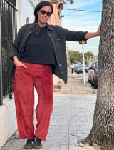 Pantalon de corte barrel en plush de algodon color bordó, con tiro medio, bolsillos frontales y traseros, y faja ancha en la cintura.