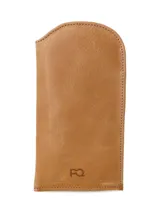 Estuche para lentes de cuero color tostado, con diseño minimalista y logo grabado en la parte inferior.