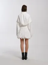 Campera bomber negra con cuello alto, cierre frontal y mangas desmontables. Presenta faja ancha en puños y cintura. Forrada con felpa.