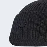 Gorro tipo beanie de punto acanalado en color negro, con diseño de doblez y logo metálico del Trifolio de Adidas en el frente.