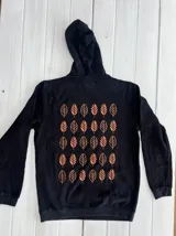 Hoodie de algodón con capucha y estampado de hojas en la espalda. Diseño de calce estándar.