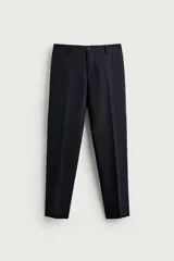 Pantalón de traje straight fit color azul marino, confeccionado en tejido con lana, con bolsillos frontales, bolsillos traseros de vivo y cierre frontal con cremallera y botón.