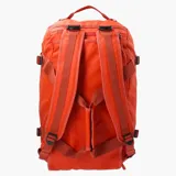 Bolso deportivo naranja de 40 litros, con panel trasero de espuma EVA, correas ajustables para hombros y sistema de correas intercambiables.