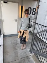 Remera básica de manga larga en color gris melange, con escote bote y ajuste ceñido al cuerpo.
