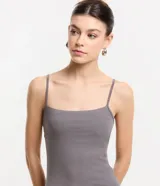 Vestido corto de la marca Blue Steel, color gris, de corte ajustado al cuerpo, con escote recto y breteles finos.