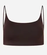 Top deportivo de tirantes finos, color marrón oscuro, con escote cuadrado y ajuste al cuerpo.