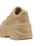 Championes Puma modelo Karmen X-tra, color beige, con diseño de plataforma alta y suela dentada. Presentan una silueta robusta con detalles de costuras y el logo de la marca en el lateral y el talón.