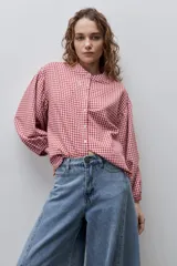 Jean wide leg negro de tiro alto, con calce amplio y pierna extra ancha, de líneas limpias.