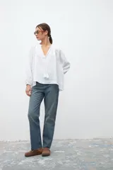 Camisa blanca de crepe con escote en V y mangas largas abullonadas.