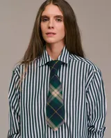 Corbata ancha de lana virgen con diseño a cuadros tartán en tonos verde, azul y beige.