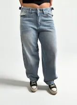 Pantalón de jean celeste con cintura alta y corte ancho.