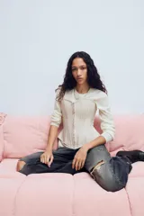 Top estilo corset de escote corazón y hombros descubiertos, con varillas interiores para estructura. Presenta cierre frontal con ganchos metálicos y ajuste posterior mediante cordones cruzados.