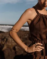 Anillo de diseño orgánico con forma irregular que evoca texturas marinas, con estructura abierta y acabado brillante.